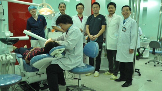 Đoàn phẫu thuật cấy ghép nha khoa Nhật Bản làm việc tại TP.HCM