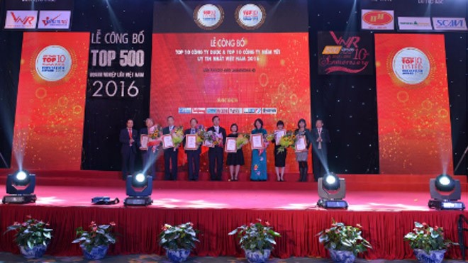 Đại diện các đơn vị nằm trong Top 10 Doanh nghiệp dược uy tín năm 2016 