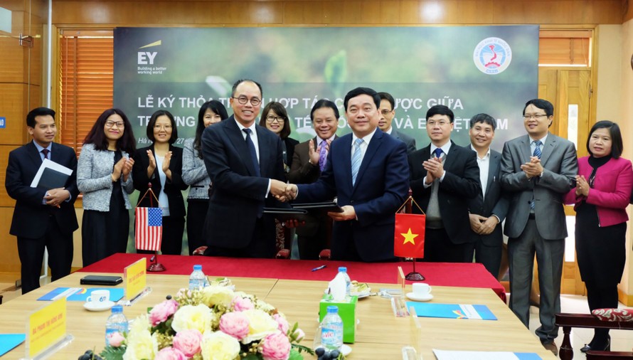 Công ty TNHH Ernst & Young Việt Nam ký thỏa thuận hợp tác với Đại học Kinh tế Quốc dân