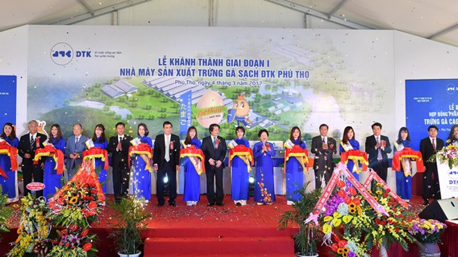 Ông Nghiêm Xuân Thành – Chủ tịch HĐQT Vietcombank (thứ 2 từ phải sang) cùng các đại biểu cắt băng khánh thành Nhà máy sản xuất trứng gà sạch ĐKT Phú Thọ