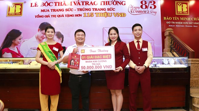 Bảo Tín Minh Châu trao thưởng trang sức cho 17 khách hàng may mắn