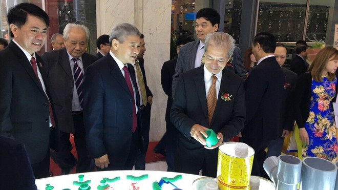 Ông Vũ Văn Thanh, Phó Tổng giám đốc Tập đoàn Hoa Sen (ngoài cùng bên trái) giới thiệu cho quan khách về sản phẩm Ống nhựa Hoa Sen tại triển lãm