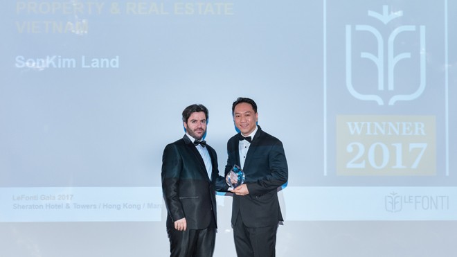 Ông Han Suk Jung, Giám đốc điều hành SonKim Land (phải) nhận giải thưởng IAIR cho hạng mục “Doanh nghiệp của năm - Dẫn đầu ngành bất động sản”. Ảnh: SK