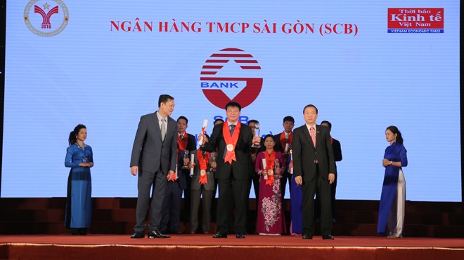 Ông Lại Quốc Tuấn - Phó Tổng Giám đốc Ngân hàng TMCP Sài Gòn (SCB) nhận giải thưởng “Thương hiệu mạnh Việt Nam 2016”