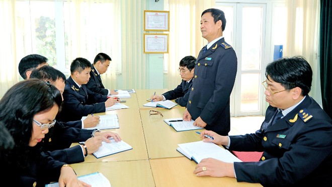 Ông Nguyễn Đăng Vinh, Chi cục trưởng Chi cục Hải quan Hải Dương (người đứng) trong một cuộc họp triển khai nhiệm vụ.