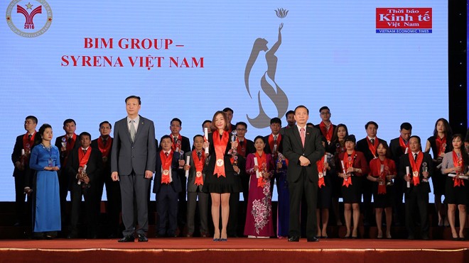 Đại điện của BIM Group - SyrenaViệt Nam vinh dự nhận giải thưởng