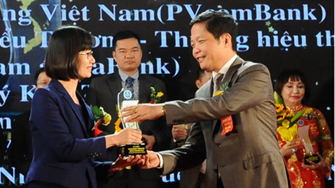 Bộ trưởng Bộ Công Thương Trần Tuấn Anh trao giải thưởng Thương mại dịch vụ Việt Nam 2016 cho đại diện Prudential.