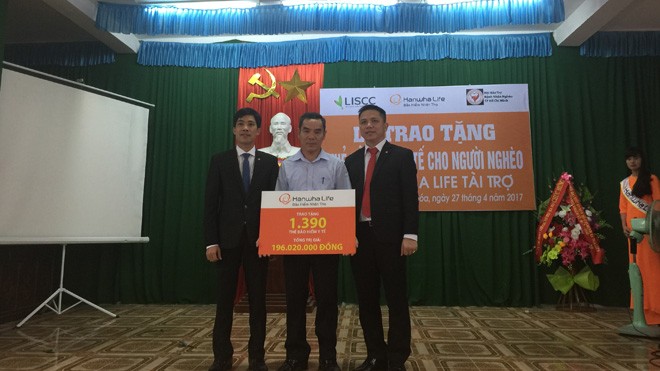 Hanwha Life Việt Nam tặng 1.390 thẻ bảo hiểm y tế cho người nghèo Thanh Hóa 