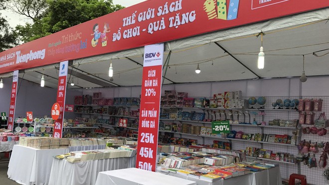 Nhà sách Tiền Phong giảm giá mạnh trong “Ngày sách Việt Nam” tại Nam Định