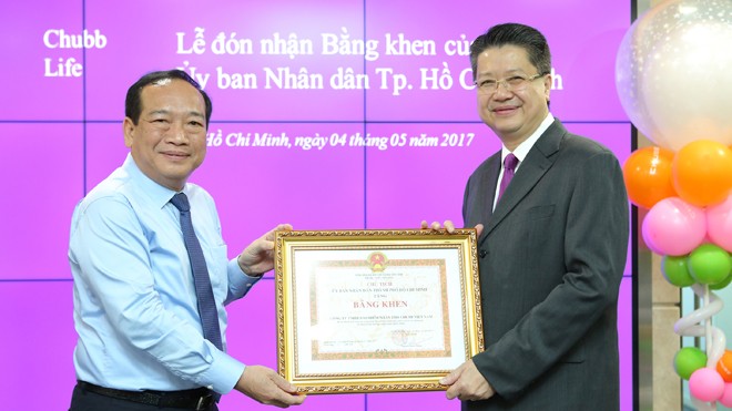 Đại diện Ủy ban Nhân dân TP..HCM trao bằng khen cho công ty Chubb Life Việt Nam.