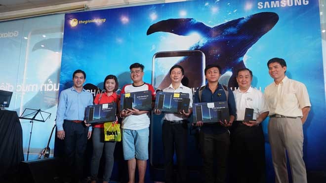 Ông Nguyễn Quang Hiền Huy – Phó Tổng Giám Đốc Samsung Vina (bìa trái) trực tiếp tham dự và tận tay trao những chiếc Galaxy S8 và S8 Plus đầu tiên cho các khách hàng của Thế Giới Di Động.