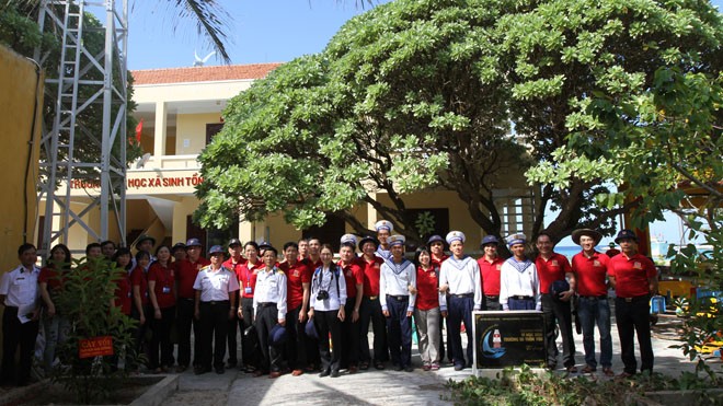 Đoàn cán bộ của Agribank chụp ảnh lưu niệm tại Đảo Trường Sa Đông 