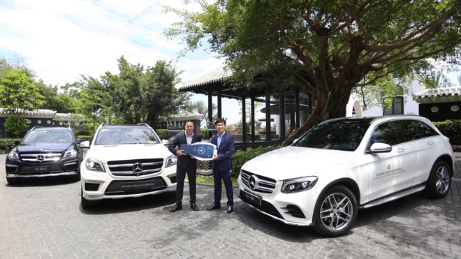 Ông Choi Duk Jun, Giám đốc Điều hành khối Kinh doanh Xe du lịch của Mercedes-Benz Việt Nam (phải) trao biểu tượng bàn giao xe cho đại diện của InterContinental Đà Nẵng