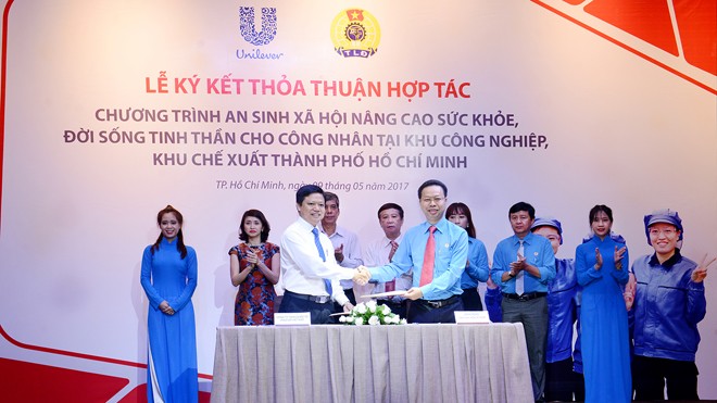 Ông Trương Công Vĩnh, Phó Chủ tịch Unilever Việt Nam và ông Nguyễn Thành Đô, Chủ tịch Công đoàn các KCN, KCX TP. HCM ký kết thỏa thuận hợp tác