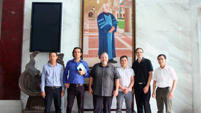 Thầy Đặng Thanh Nhơn (ngoài cùng bên trái) cùng các giảng viên khoa Nhân văn và Ngôn ngữ.