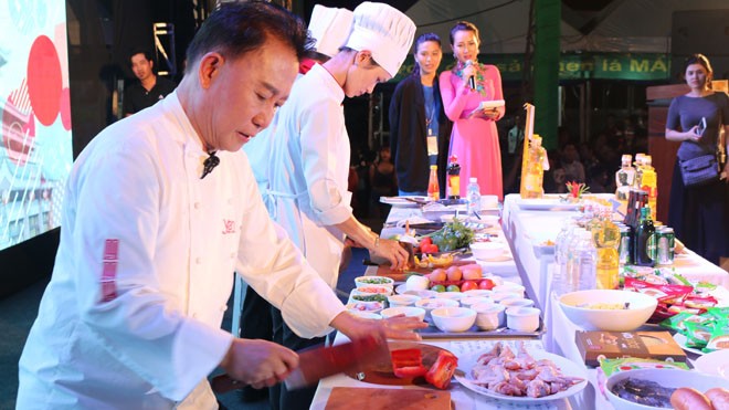 Vua đầu bếp Martin Yan hào hứng trổ tài với dầu ăn cao cấp Ra