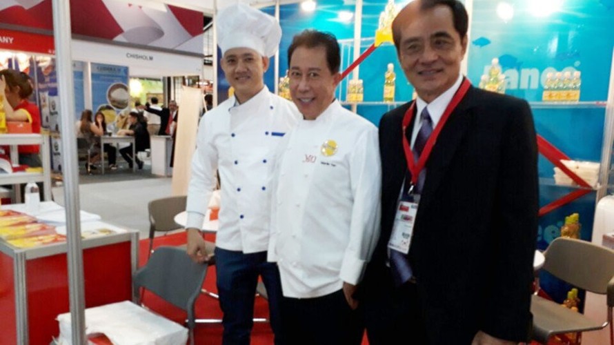 Ảnh lưu niệm Martin Yan với lãnh đạo Công ty Cổ phần Dầu cá Châu Á tại gian hàng Dầu ăn cao cấp Ranee ở Thai Lan