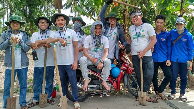 Nụ cười tươi rói trên gương mặt các tình nguyện viên sau khi hoàn thành công tác phát quang bụi rậm, làm thông thoáng đường vào nhà dân trong khu vực ấp Vĩnh Thạnh