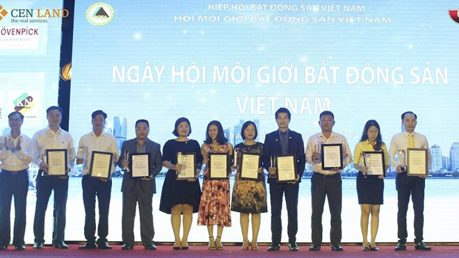 Ông Nguyễn Thọ Tuyển – Tổng Giám đốc Công ty Cổ phần Bất động sản Thế Kỷ - CENLAND (thứ tư từ phải sang) nhận chứng nhận sàn giao dịch BĐS xuất sắc nhất năm 2016. 