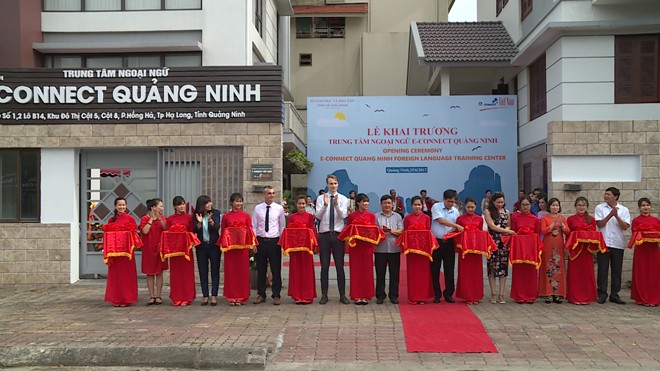 Lễ cắt băng khánh thành Trung tâm ngoại ngữ E-connect Quảng Ninh