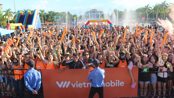 Hàng trăm, hàng ngàn bạn trẻ Thái Bình, Quảng Nam háo hức với Đường chạy sắc màu Vietnamobile