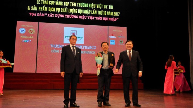 Ông Mai Quốc Thái – GĐ Marketing đại diện Pymepharco nhận Cúp vàng “Top 10 Thương hiệu Việt uy tín” – Lần thứ 13 năm 2017
