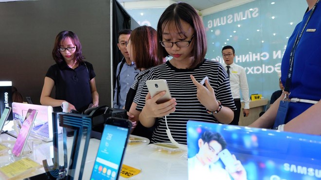 Khách hàng trải nghiệm Samsung Galaxy J7 Pro tại Thế Giới Di Động
