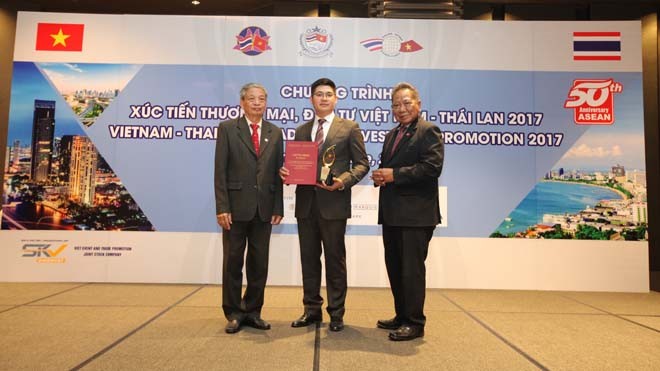 Doanh nhân Vũ Phương Nam vinh dự lên nhận chứng nhận “Thương hiệu, sản phẩm hội nhập uy tín, chất lượng ASEAN” dành cho sản phẩm Kim Cương của Bảo Tín Minh Châu tại Thái Lan.