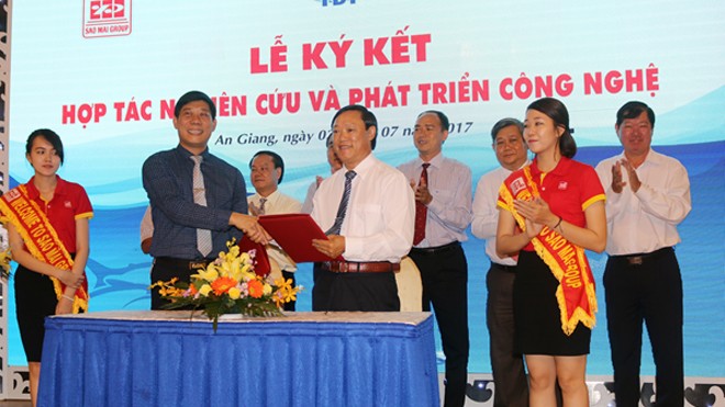 Ông Lê Văn Chung - Tổng Giám đốc Công ty IDI và TS. Nguyễn Quang Hùng Viện Trưởng Viện Nghiên cứu Hải sản thực hiện nghi thức ký kết hợp đồng hợp tác