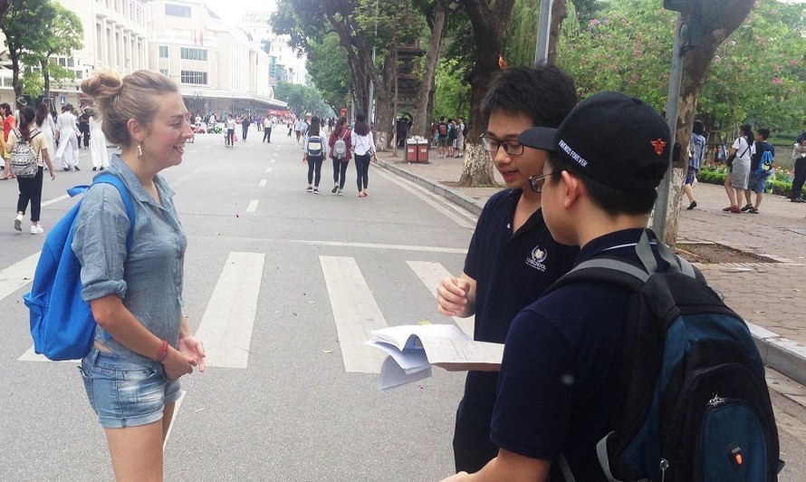 Nhóm của Tùng Khánh lên Hồ Gươm phỏng vấn nhiều du khách để tìm ra cách tiếp cận sáng tạo với môn Lịch sử