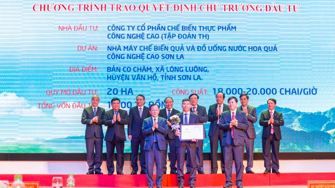 Thủ tướng Nguyễn Xuân Phúc và các đại biểu chứng kiến Lễ trao chứng nhận đầu tư cho Tập đoàn TH