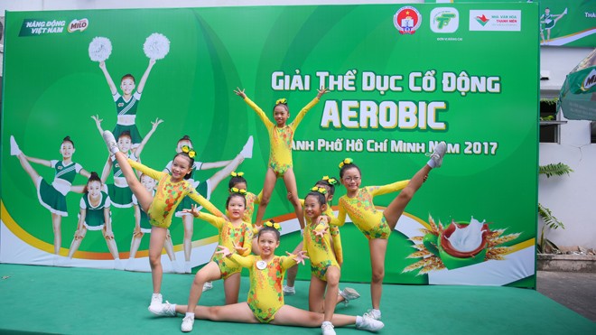 Các vận động viên trổ tài trong lễ khai mạcThể dục cổ động Aerobic TP HCM tranh cúp Milo lần I năm 2017
