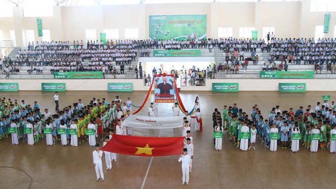 Quang cảnh lễ khai mạc VCK giải bóng đá Hội khoẻ Phù Đổng cúp MILO