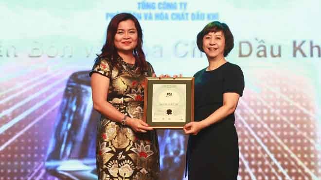 Bà Lê Thị Thu Hương, Phó TGĐ, đại diện PVFCCo nhận danh hiệu BCTN tốt nhất