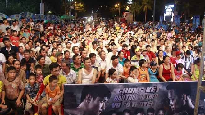 Hàng ngàn khán giả đứng chật kín quảng trường Phạm Văn Đồng để cổ vũ cho các võ sĩ thi đấu