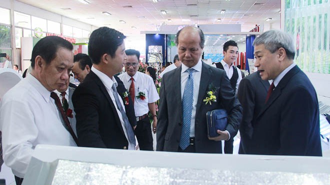Thứ trưởng Bộ Xây dựng Bùi Phạm Khánh và Chủ tịch Hiệp hội Bất động sản Việt Nam Nguyễn Trần Nam thăm gian hàng của Tập đoàn Hoa Sen tại Vietbuild Cần Thơ 2017