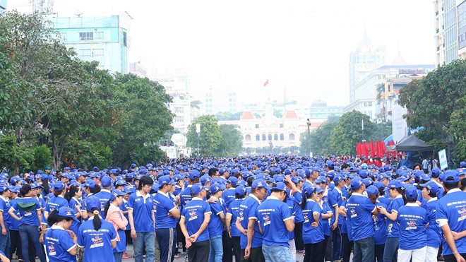 Khoảng 5000 người người tham gia cuộc đi bộ đồng hành đã “phủ xanh” phố đi bộ Nguyễn Huệ.