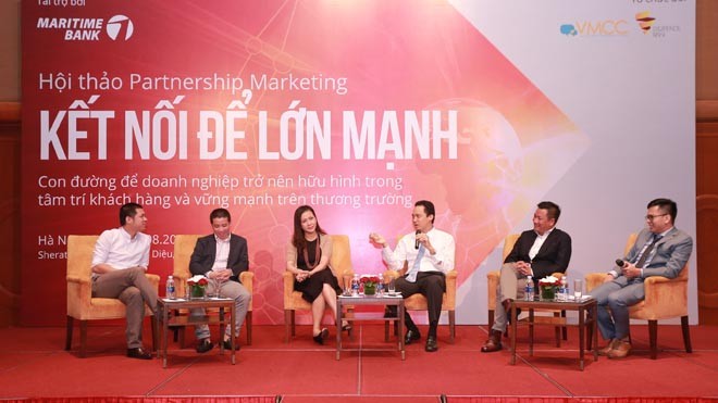 Các diễn giả chia sẻ giải pháp tháo gỡ khó khăn cho doanh nghiệp vừa và nhỏ tại hội thảo cuối tuần qua ở Hà Nội
