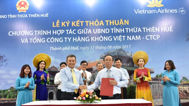 Ông Dương Trí Thành - Tổng giám đốc Vietnam Airlines và Ông Nguyễn Văn Cao - Chủ tịch UBND tỉnh Thừa Thiên Huế ký kết thỏa thuận hợp tác