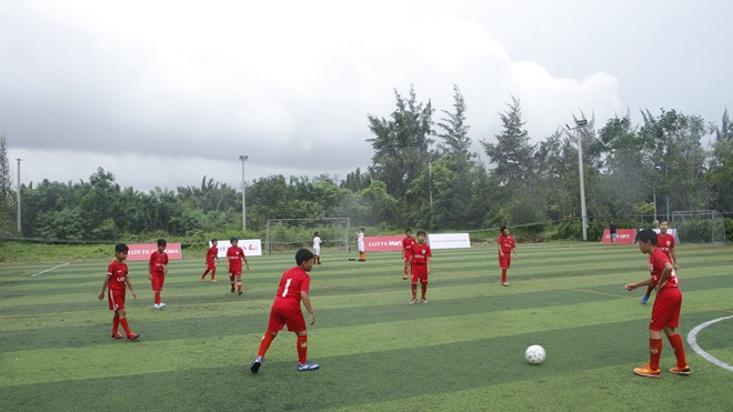 Được Nguyễn Hồng Sơn dẫn dắt, đội Cầu thủ nhí 2017 cầm hòa Lotte Kids FC