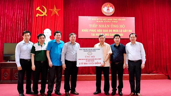 Đồng chí Nguyễn Văn Tân - Phó Chủ tịch Thường trực Công đoàn Ngân hàng Việt Nam trao kinh phí hỗ trợ nhân dân huyện Mù Cang Chải.