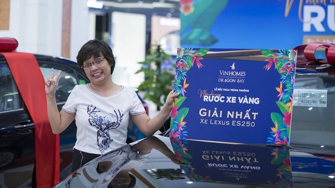 Chị Lê Lan Phương may mắn sở hữu xe Lexus ES250 sang trọng và đẳng cấp
