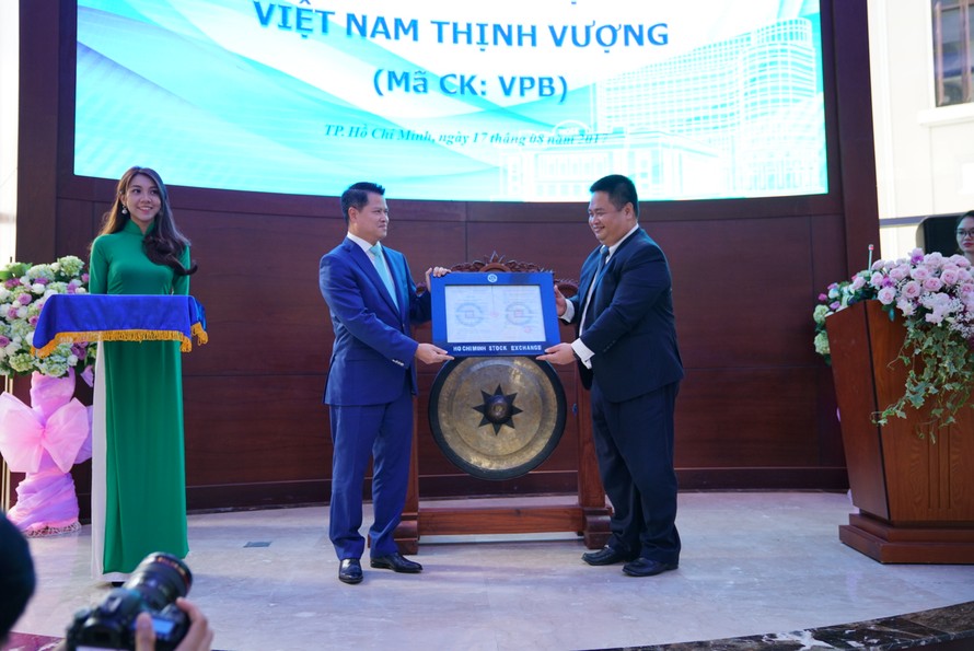 Phụ trách HĐQT Sở GDCK TP.HCM (HOSE) - ông Lê Hải Trà trao Quyết định cho ông Ngô Chí Dũng – Chủ tịch HĐQT VPBank 