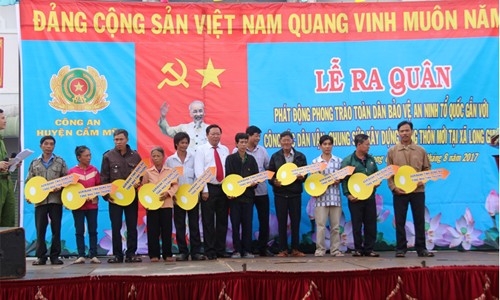 Ông Nguyễn Huy Trinh - Giám đốc Agribank Đồng Nai trao chìa khóa Nhà Tình thương tượng trưng cho các hộ gia đình nghèo 