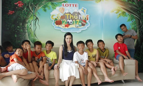 NSƯT Trịnh Kim Chi mục sở thị ngôi nhà chung của 10 cầu thủ nhí