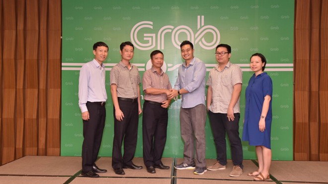 Đại diện Sở GTVT Quảng Ninh và ông ông Jerry Lim, Giám đốc Grab Việt Nam tại lễ ra mắt dịch vụ GrabCar và GrabTaxi tại tỉnh Quảng Ninh