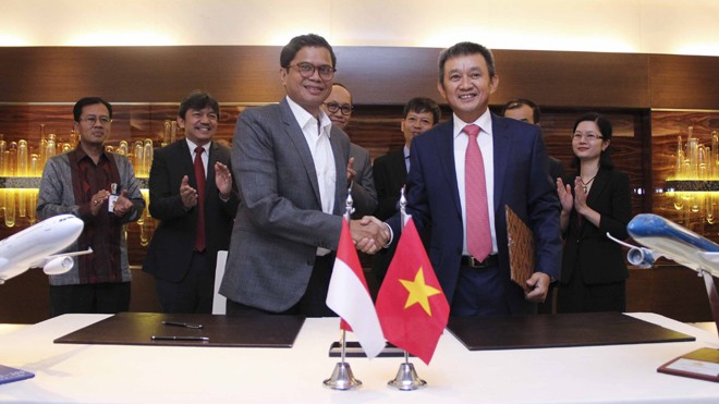 Ông Dương Trí Thành - Tổng giám đốc Vietnam Airlines và Ông Pahala Mansury - Tổng Giám đốc Garuda Indonesia ký kết Biên bản ghi nhớ. 