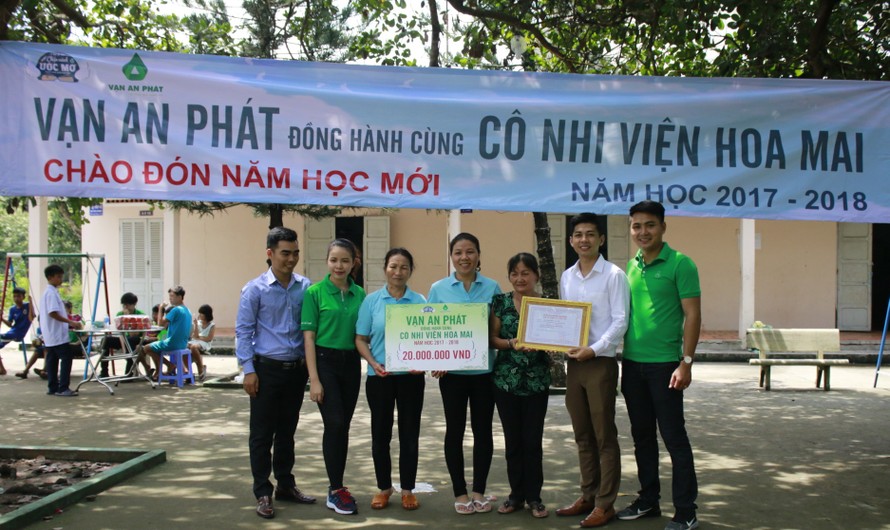 Đại diện Vạn An Phát trao quà cho Cô nhi viện Hoa Mai tại huyện Long Thành, tỉnh Đồng Nai. Ảnh: Minh Đức 