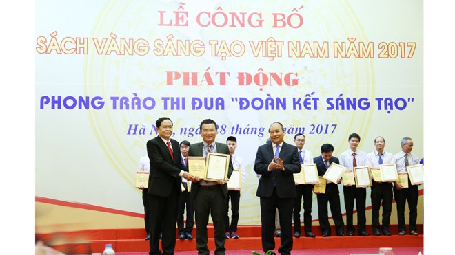 Tác giả Đào Xuân Giỏi, Giám đốc Cụm Phân xưởng CDU-CCR (NMLD Dung Quất) nhận Sách Vàng Sáng tạo Việt Nam 2017