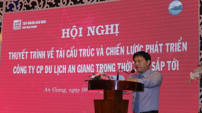 Ông Trương Vĩnh Thành - Tổng Giám đốc Công ty Cổ phần Du lịch An Giang có buổi thuyết trình về Tái cấu trúc nguồn nhân lực và Chiến lược phát triển cho công ty.